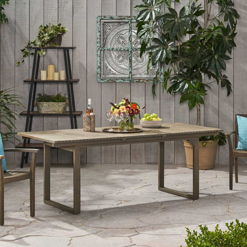 Table de salle à manger extensible pour l'extérieur en bois gris avec cadre en forme de U et plateau de table à lattes pour une expérience de détente, assemblage des pieds requis.