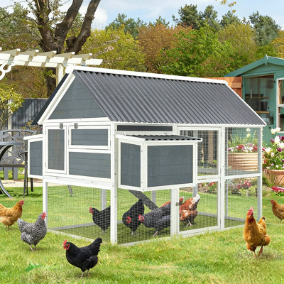 Poulailler 84 po en bois avec 2 grandes nichoirs pour 6 à 8 poulets
