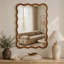 Élégant miroir à cadre rectangulaire en bois ondulé pour la décoration intérieure-922067318