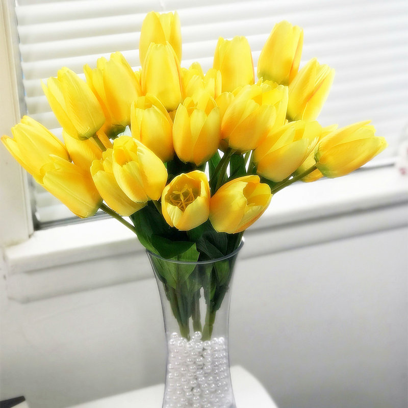 Arrangement floral de tulipes dans un vase, Jaune