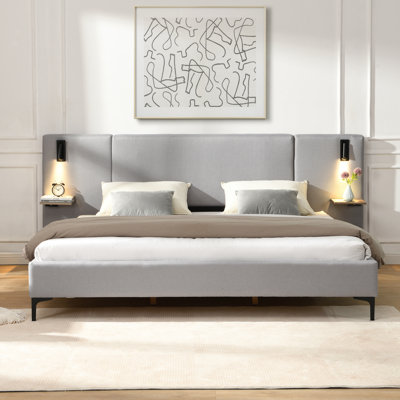 Très grand lit tapissier blanc très grand avec lumières et tablettes, idéal pour la détente nocturne