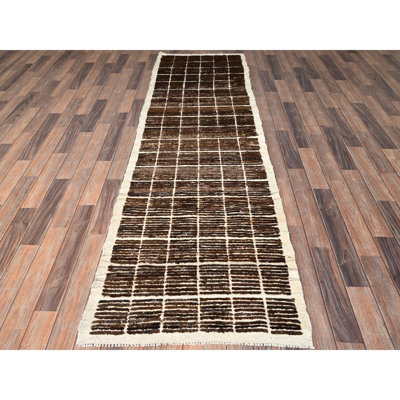 Tapis brun 2 pi 9 po x 9 pi 4 po brun chocolat, ton sur ton, tissage marocain avec motif de grille, noué à la main, velours texturé, laine naturelle non teinte, tapis large