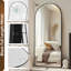 Miroir surdimensionné arqué en métal surdimensionné-570231710-570093161