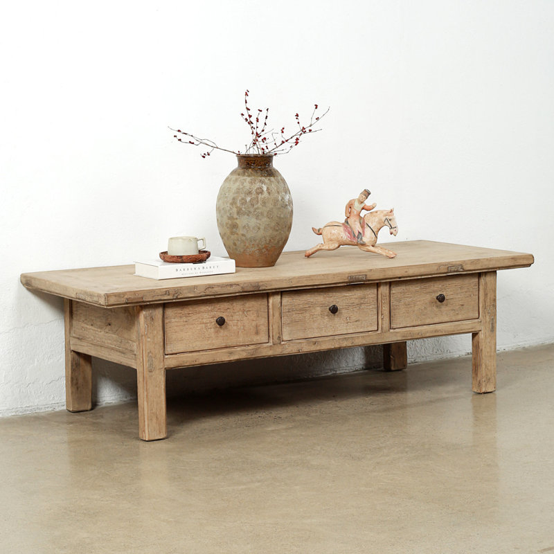 Table basse de 63 pouces de largeur avec trois tiroirs vieillis naturel