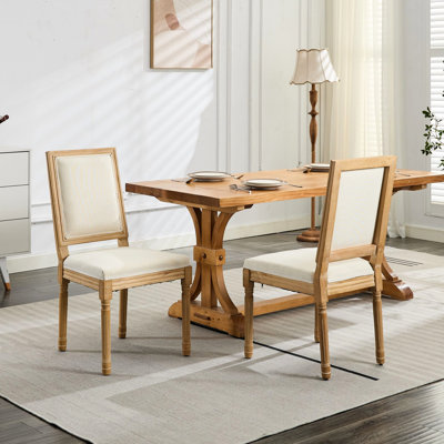 Deux chaises de salle à manger de style français avec dossier carré, fabrication en bois d'hévéa massif, revêtement en tissu beige, rembourrage intérieur doux pour le salon et les pièces, paire de cadres en bois élégants, maison de restaurant,
