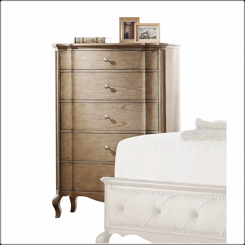 Commode Chelmsford à finition taupe antique avec cinq tiroirs spacieux et des pieds en cabriole élégants, parfaits pour les intérieurs classiques et modernes.