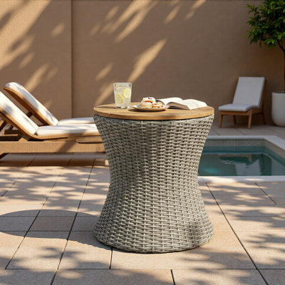 Table d'appoint d'extérieur, table de bout de patio ronde de 17,5 po avec dessus et base de sablier en osier, petite table basse d'extérieur résistante aux intempéries pour balcon, jardin, bord de piscine
