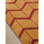 Tapis d'intérieur rectangulaire en laine rouge et or, noué à la main selon des motifs géométriques.-1179979662