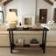 Table d'appoint en bois massif derrière le sofa-587443768