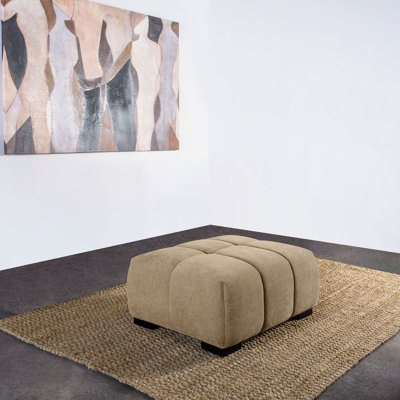 Chameau contemporain - couleur avec capitonnage vertical, mousse superposée et pieds blocs noirs pour un support stable en tissu de style cascade, un coussin décoratif invitant