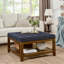 Grande table basse rembourrée en lin capitonné avec tablette et cadre en bois de hêtre (table basse incluse, sans les chaises)-2080558770
