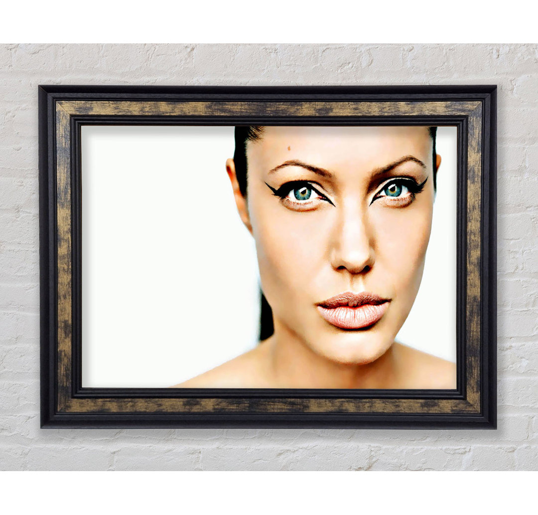 Angelina Jolie Cat Eyes - Bilderrahmen Kunstdrucke