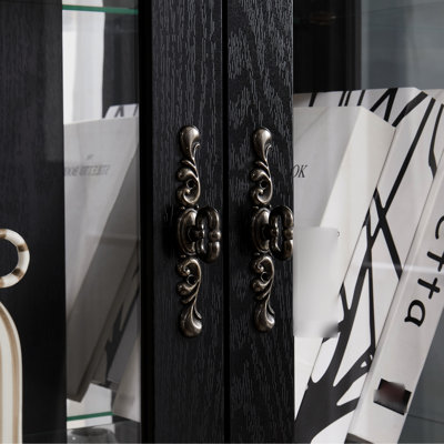 Élégant rangement en verre noir avec charnière, système d'éclairage, conception à six niveaux, cloison mobile pour objets de collection dans la décoration intérieure, éclairage ambiant encastré, installation, tablettes réglables