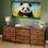 Meuble télé 63 po avec 8 tiroirs en tissu et tablette ouverte, armoire de rangement à plateau en bois brun avec structure en métal, centre de divertissement polyvalent pour le salon, brun