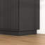 Meuble télé noir à 4 portes cannelées avec prise de courant, rangement réglable à 3 panneaux de particules, multifonctionnel pour les espaces de détente pour les médias et la famille
