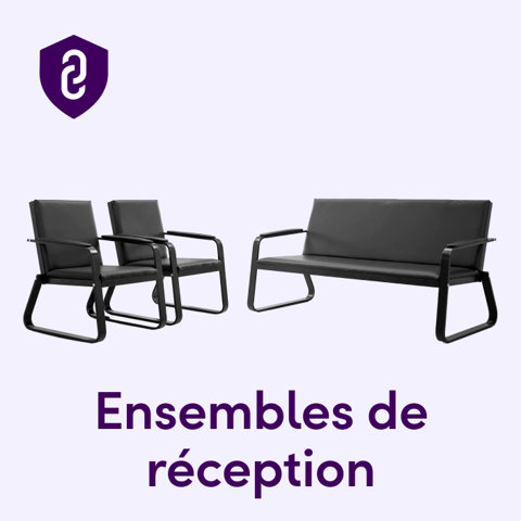 Ensembles de réception comprenant deux chaises noires et un banc assorti sur fond mauve pâle.