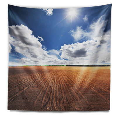 Vaste champ paysage sous tapisserie clouds blanc