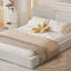 Grand lit plateforme tapissier avec tissu en velours