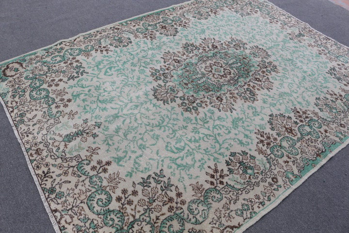Tapis rétro beige Oushak parfait pour un grand salon ou un salon élégant