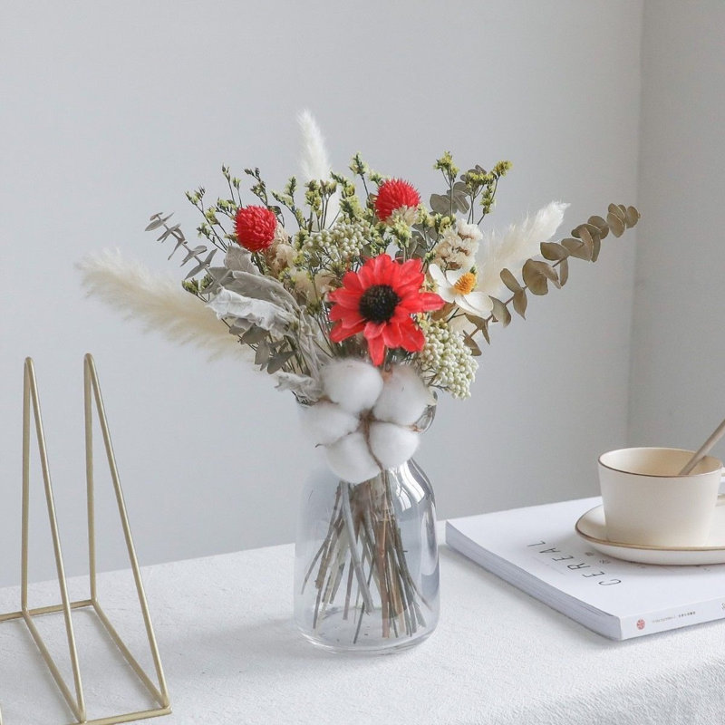 Décoration de vase et fleur simulée