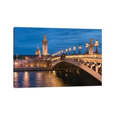 Les Invalides et Pont Alexandre III la nuit, Paris, France