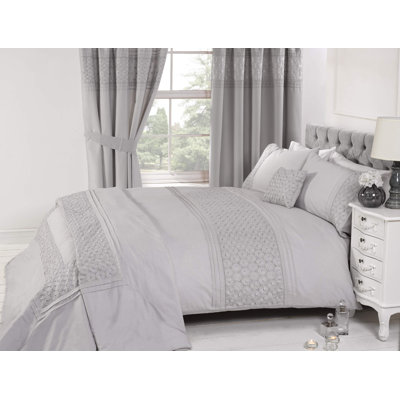 Niagara Cotton Blend No Pattern Duvet Cover with Pillowcases Included