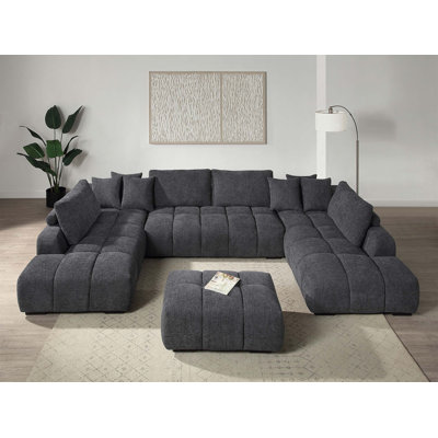 Canapé modulaire en chenille gris choisi avec 2 chaises, repose-pieds et coussins décoratifs pour un confort moderne