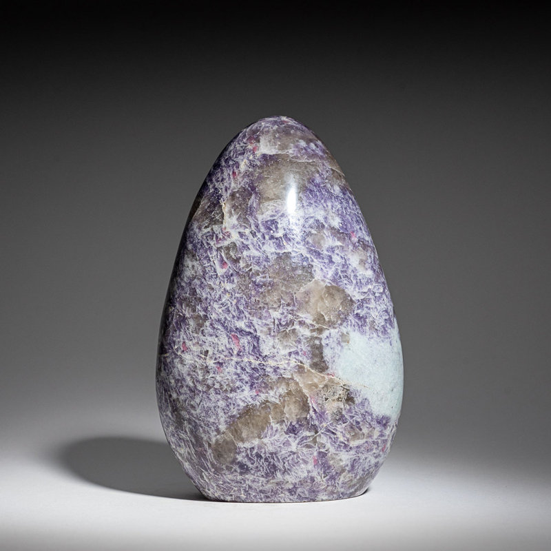 Véritable forme libre de lépidolite polie, 6.25" H x 4" W x 2.5" D