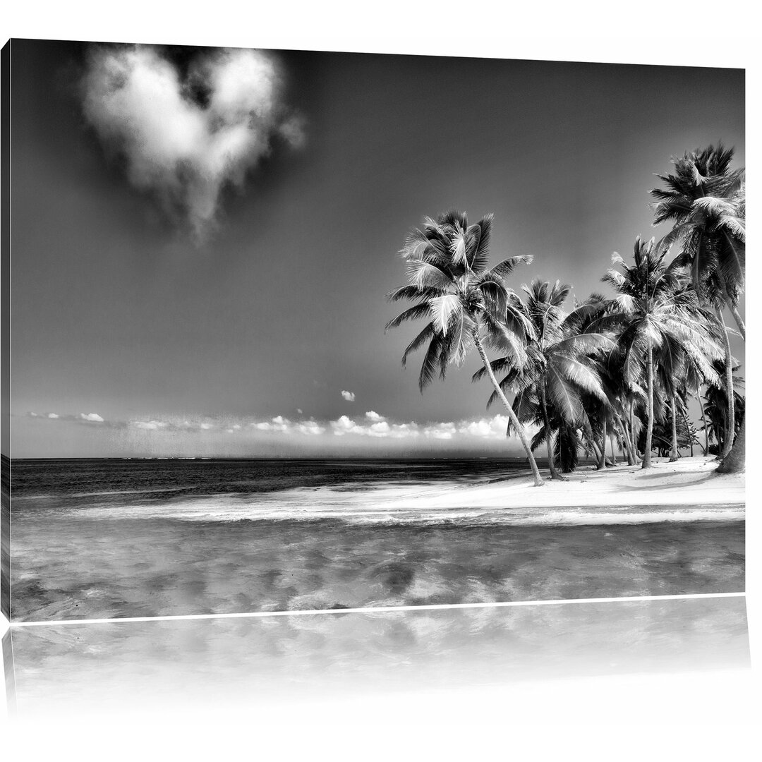 Leinwandbild Herz aus Wolken über dem Meer in Monochrom