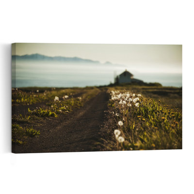 Chemin de pissenlits vers la mer, paysage côtier paisible et serein, affiche murale