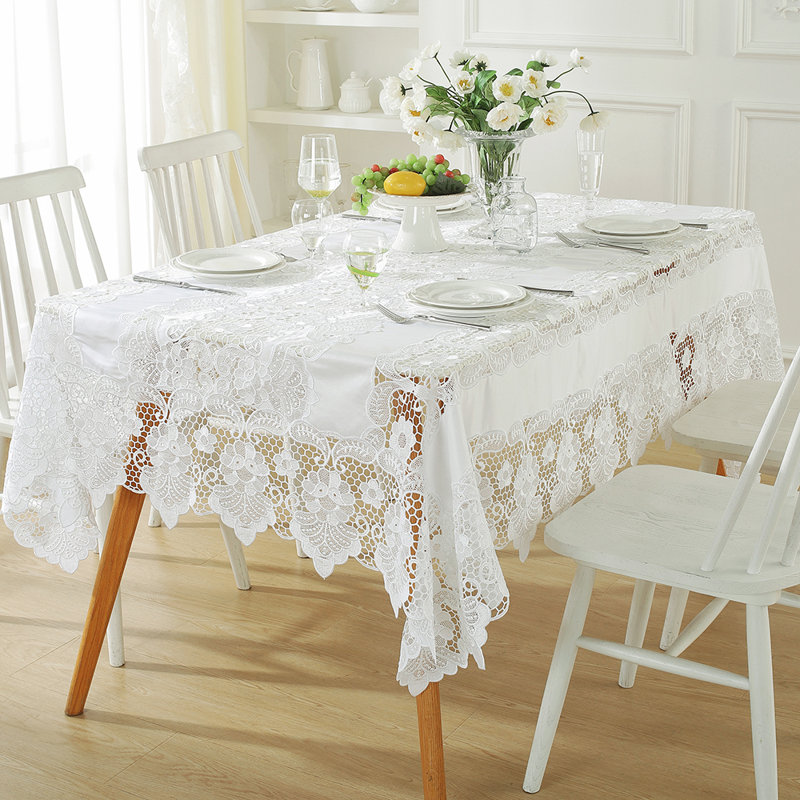 Nappe blanche brodée en dentelle brodée, L 83 po x l 59 po