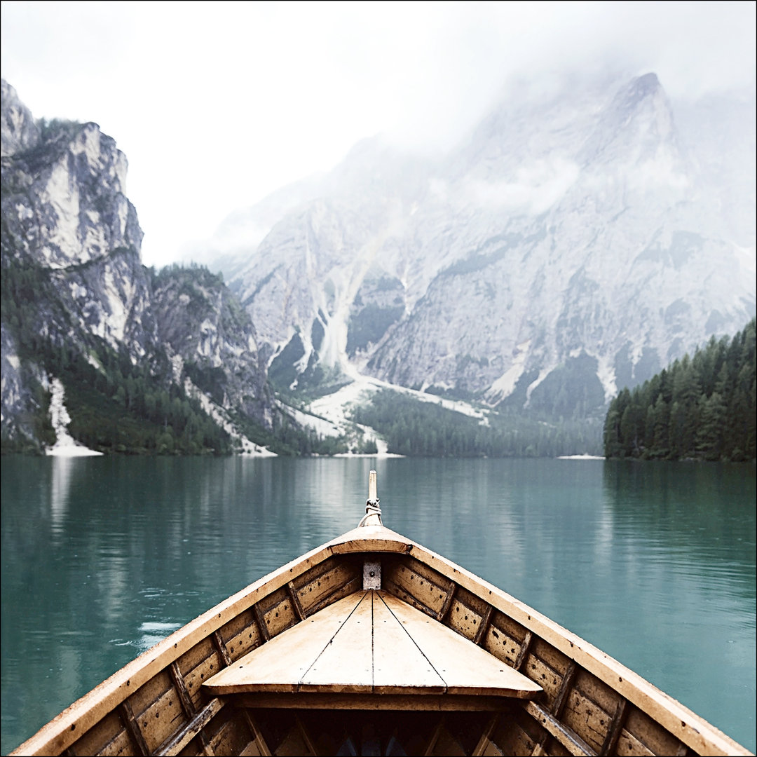 Bootsfahrt auf einem Bergsee - Druck auf Floatglas