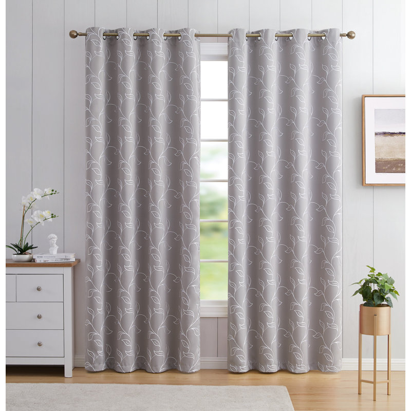 Panneaux de rideau brodé à motif floral occultant et isolant avec œillets Gilyard, Gris clair, l 52 po x L 72 po