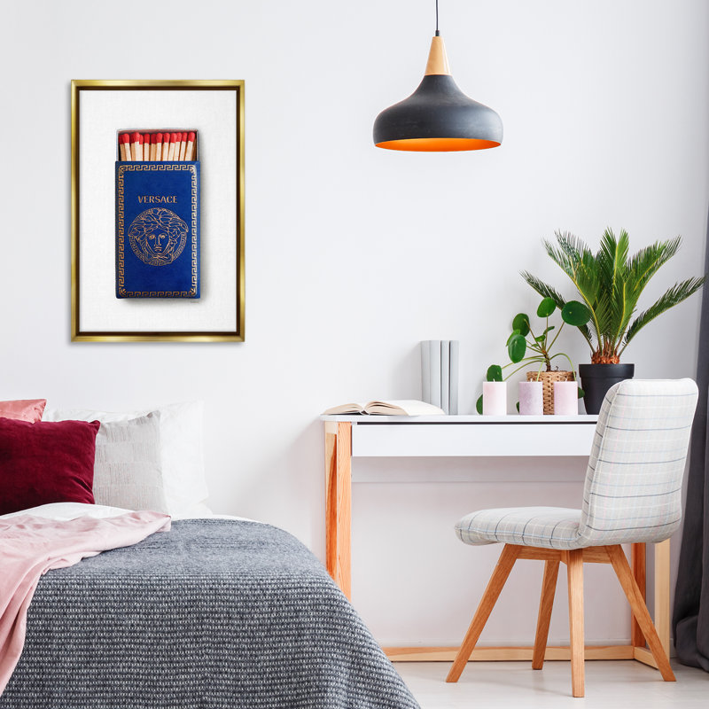 "Blue Trendy Matchbox", par Amanda Greenwood, H 31 po x l 21 po, Cadre flottant métallique doré