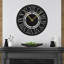 Grande horloge murale en métal avec chiffres romains blancs et décorations murales-98916668
