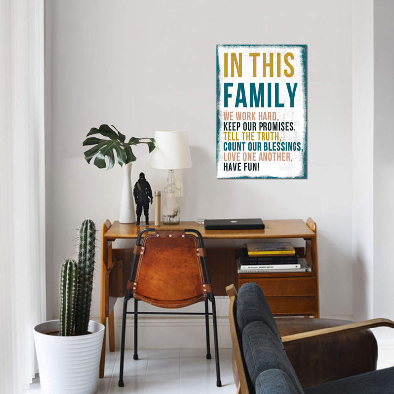 «In This Family», art textuel sur toile, H 40 po x l 26 po x P 1,5 po, Toile tendue, Pas de tapis