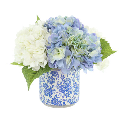 Hortensias disposés en pot décoratif en céramique