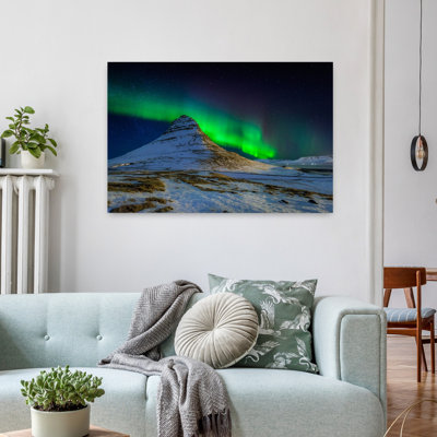 Aurore boréale ou aurores boréales au-dessus du mont Kirkjufell, péninsule de Snaefellsnes, Islande, art dramatique paisible, nature, hiver