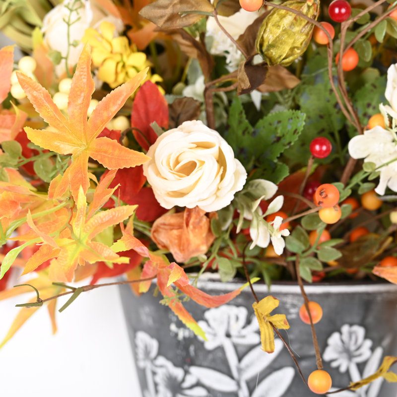 Arrangement floral rose, baies et eucalyptus en pot