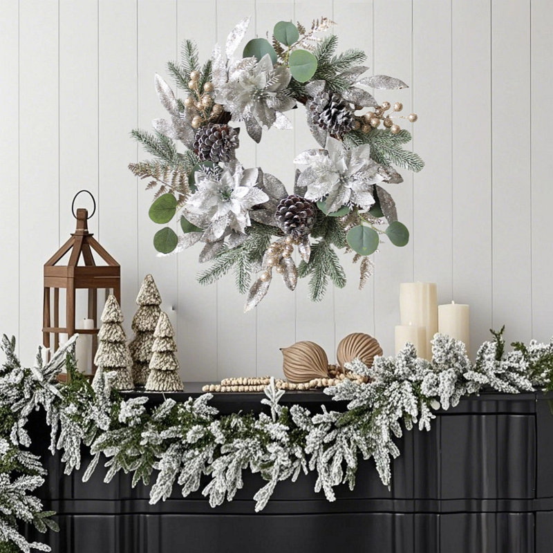 Couronne de Noël avec poinsettia, pommes de pin et eucalyptus