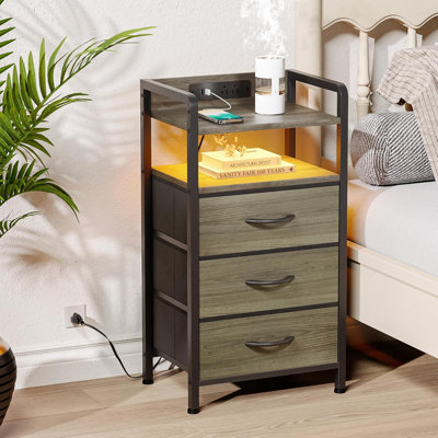 Table de chevet avec station de chargement - Table de chevet grise avec bande lumineuse à DEL, table de chevet Morden avec ports USB et prises de courant, table de bout avec tablette de rangement et 3 tiroirs en tissu