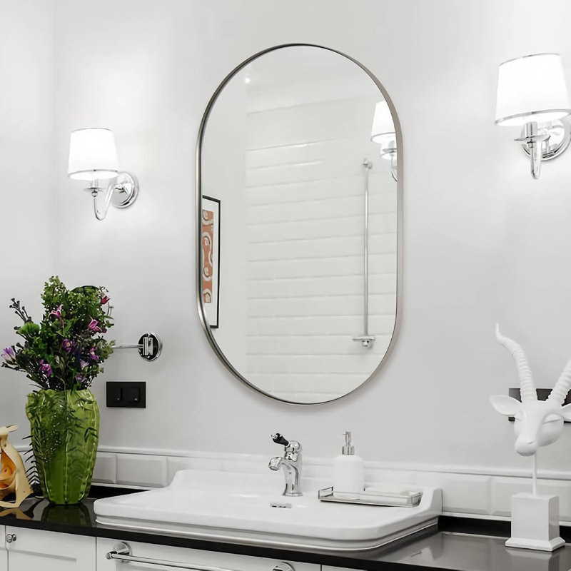 Miroir de salle de bain Kaitlee Cadre en acier inoxydable, Chrome poli, Pilule, 38 po x 26 po