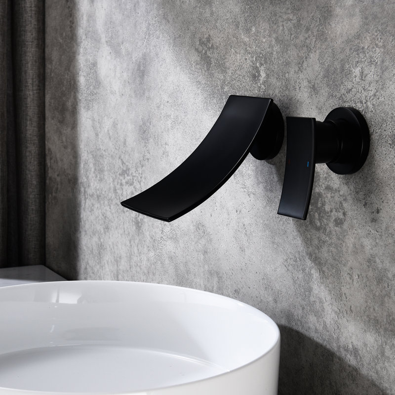 Robinet de salle de bain mural à large entraxe en laiton noir mat fabriqué avec un grand bec en cascade et une valve de contrôle exacte pour une expérience supérieure.