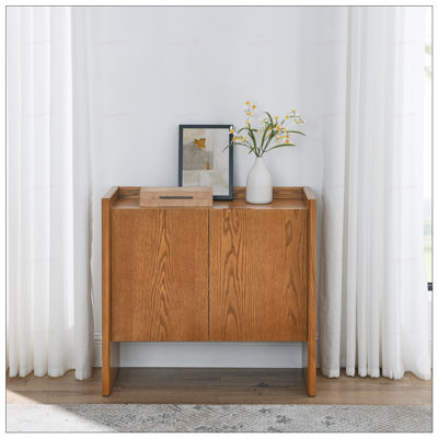 Buffet rustique en grain de bois avec rangement spacieux, parfait pour la décoration moderne et rétro dans diverses pièces