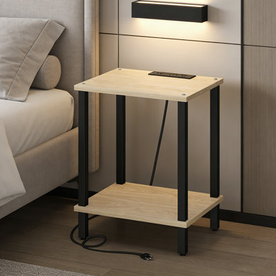 Table de chevet, table de bout avec ports et prises USB, tablette de rangement à 2 niveaux, table de canapé pour les petits espaces