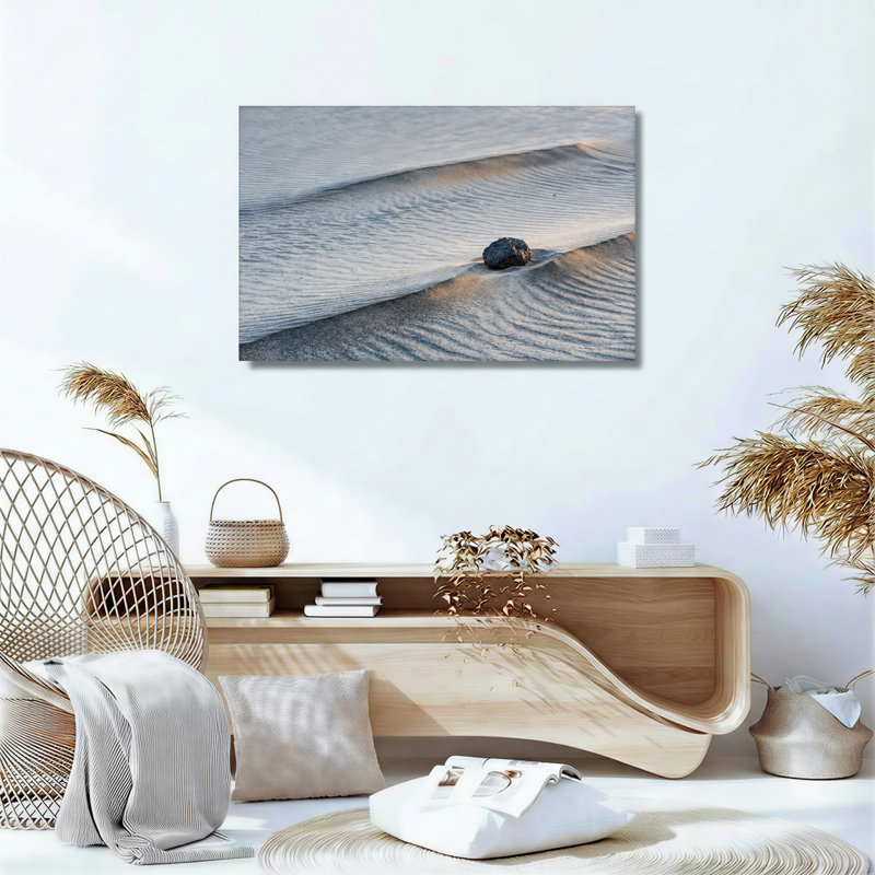 Art mural noir sur fond de roches volcaniques noires sur sable humide, H 24 po x l 36 po