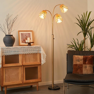 Lampe sur pied dorée en rotin pour le salon, lampe sur pied de 72 po de hauteur avec interrupteur rotatif Boho, lampe arquée à 3 lumières avec abat-jour en osier pour cabane de style bord de mer, bohémien, moderne et arbre