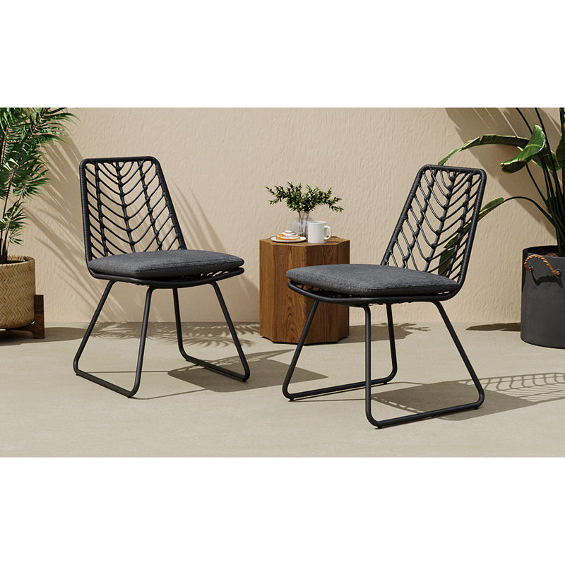 Chaise d'extérieur grise avec housses de coussin - Design transitionnel