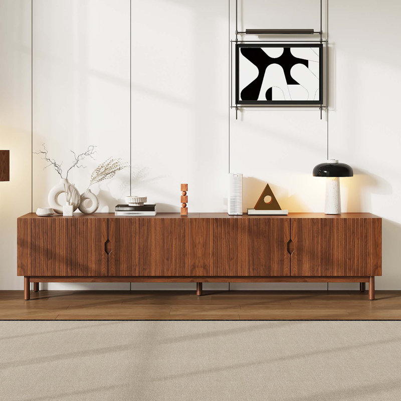 Console média moderne avec panneaux à rainures verticales et pieds en bois massif