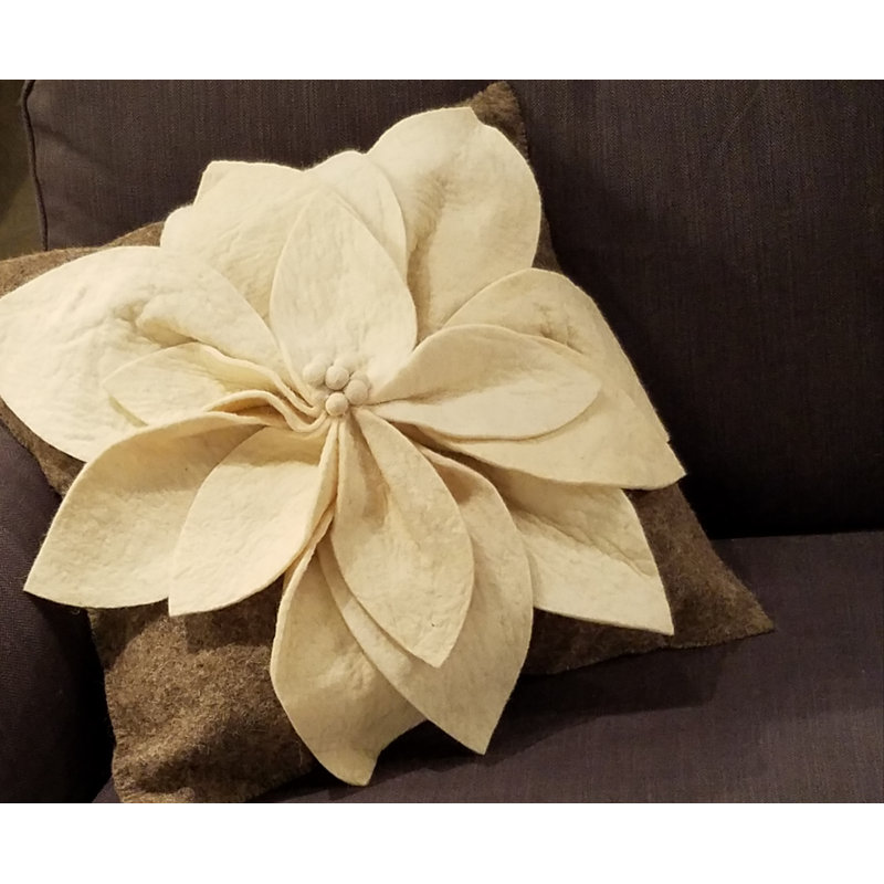 Coussin en laine feutrée à la main - fleur 3D - 20 po, Crème / gris, Oreiller (inclus)